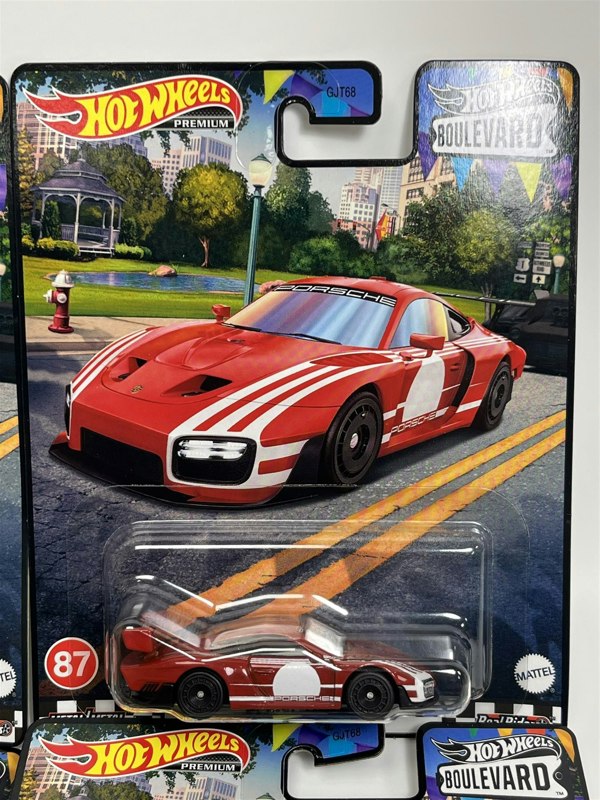 Hot Wheels Boulevard 5 Car Set Hot Wheels 1:64 Scale Real Riders GJT68 979T