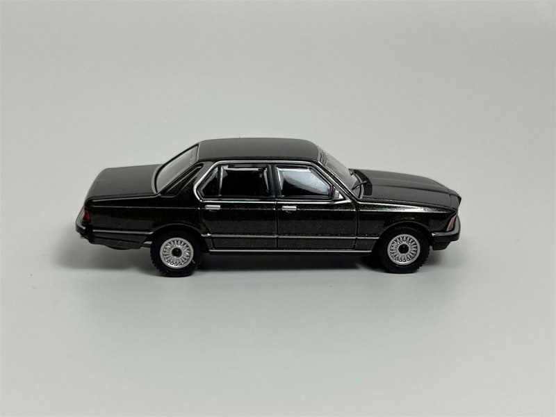 Minichamps BMW 7 Series 1977 Brown Metallic 1:87 Scale Minichamps 870020404