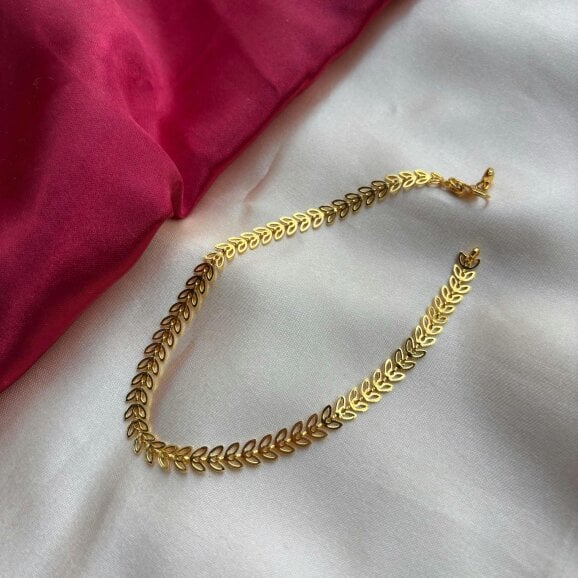 The Colourful Aura Golden Brass Hollow Leaf Minimalist Boho Thin Slim Foot Payal Anklet