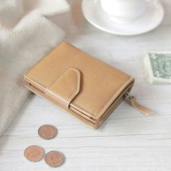 Close up of washed Cancun sand leather finish on Paloma purse