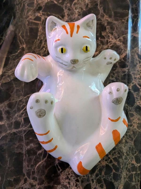 Bundled Gifts ceramic cat ornamant gift wall, free standing