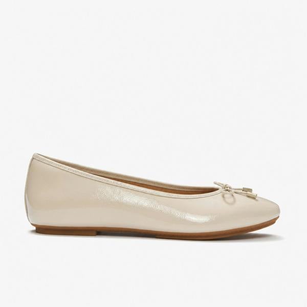 FitFlop DELICATO BOW TEXTURED PATENT-LEATHER Ballerina Shoes in Light Brown