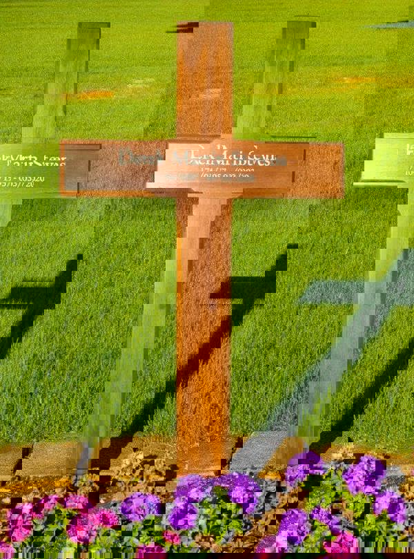 Memorials Direct Personalised Mahogany Memorial Cross – Durable Wooden Grave Marker for Outdoor Use