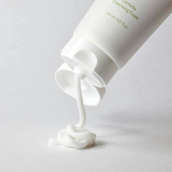 Dense, creamy lather of mixsoon Centella Cleansing Foam – Gentle Korean pH-balanced cleanser for "Glass Skin" clarity at Atelier De Glow UK.