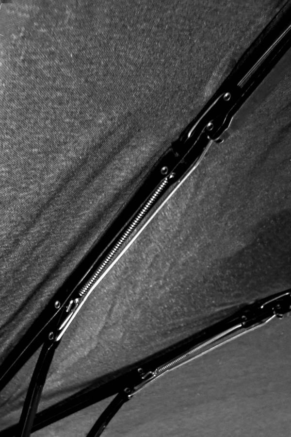 Close-up of black Optimum umbrella ribs, frame joints and shaft underside - Optimum