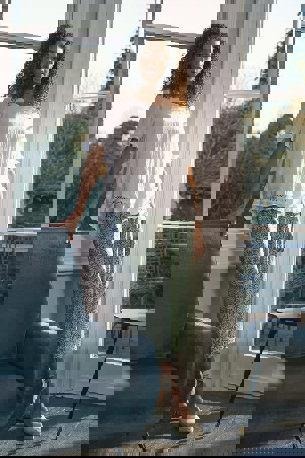 Green | Leaf Print Pleat-Front Wide Leg Culottes : Model is 5'8"/172 cm and wears UK8/EU36/US4/AUS8