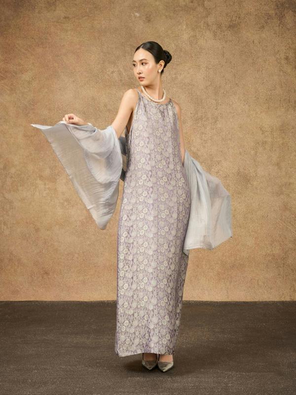 Silver Grey Silk Scarf – Hand-Dyed Mulberry Silk, Wedding & Evening Wrap
