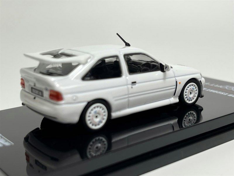 Inno 64 Ford Escort RS Cosworth White RHD With OZ Rally Racing Wheels 1:64 Inno IN64FERSWHIRHDOZ