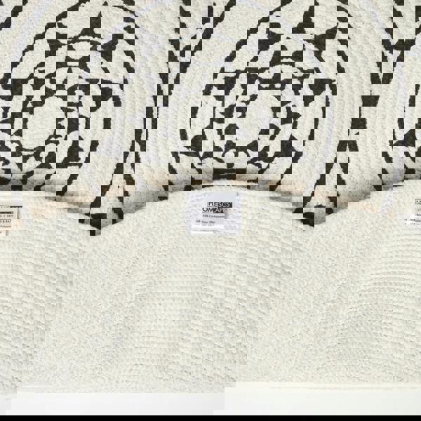 HOMESCAPES Lia White & Black Mandala Handoven Cotton Rug