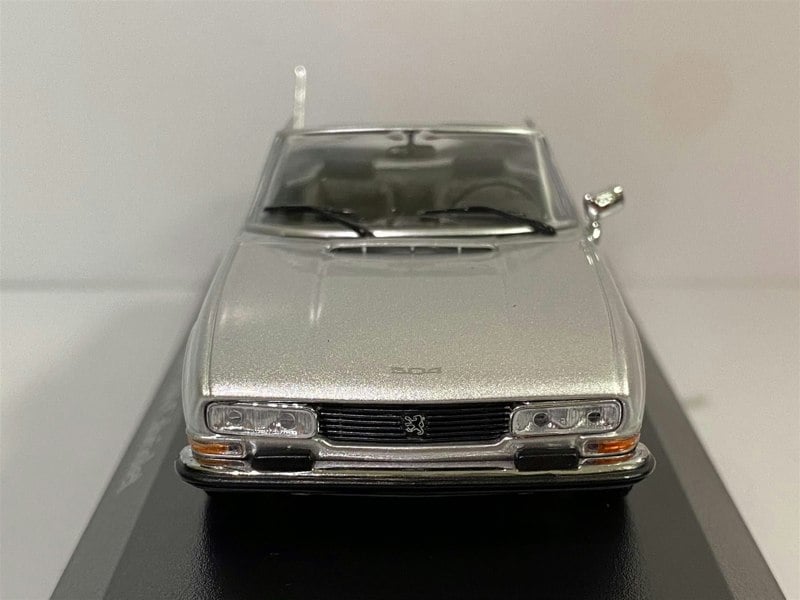 maxichamps 940112130 peugeot 504 cabriolet silver 1:43 scale boxed