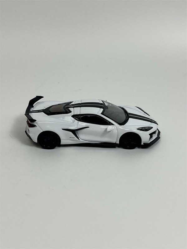 Mini GT Chevrolet Corvette Z06 2023 Arctic White LHD 1:64 Scale Mini GT MGT00677L