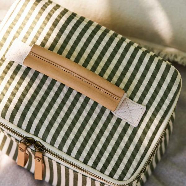 Top-down view of the sturdy carry handle on the Hove Square Lunch Bag.