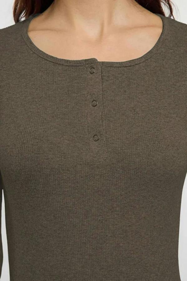 Hoxton Gal Mélange Ribbed Stretch Knit Blouse with Snap Buttons – Fitted