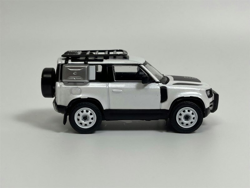 Tarmac Land Rover Defender 90 White Metallic 1:64 Scale Tarmac Works T64G019WH