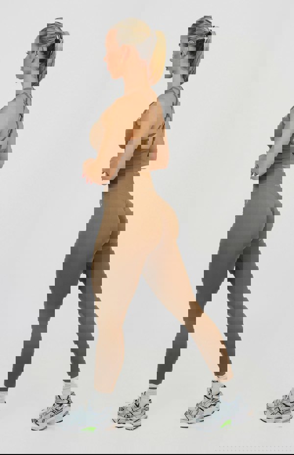 V3 Apparel Form Seamless Strappy Sports Bra - Cocoa Beige