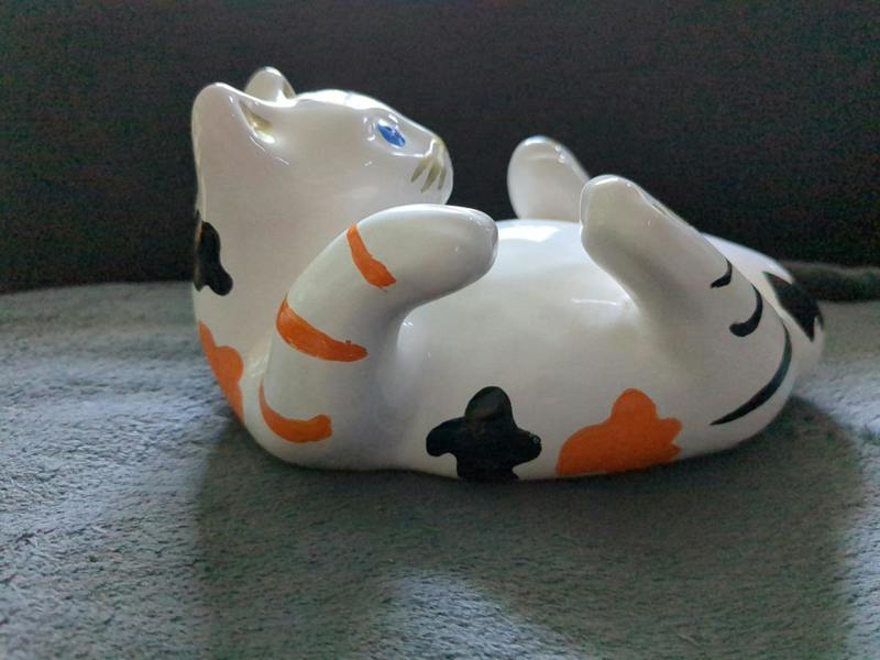 Bundled Gifts ceramic cat ornamant gift wall, free standing