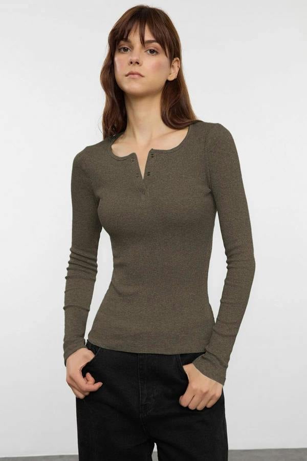 Hoxton Gal Mélange Ribbed Stretch Knit Blouse with Snap Buttons – Fitted