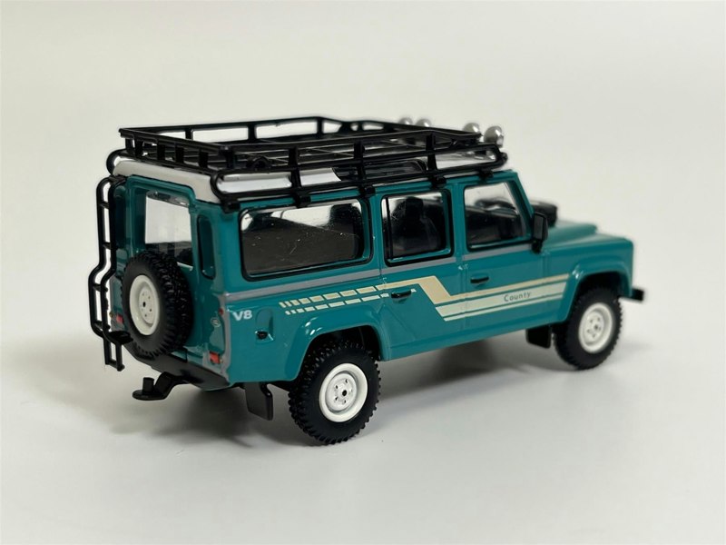 Mini GT Land Rover Defender 110 1985 County Station Wagon Green LHD 1:64 Mini GT MGT00590L