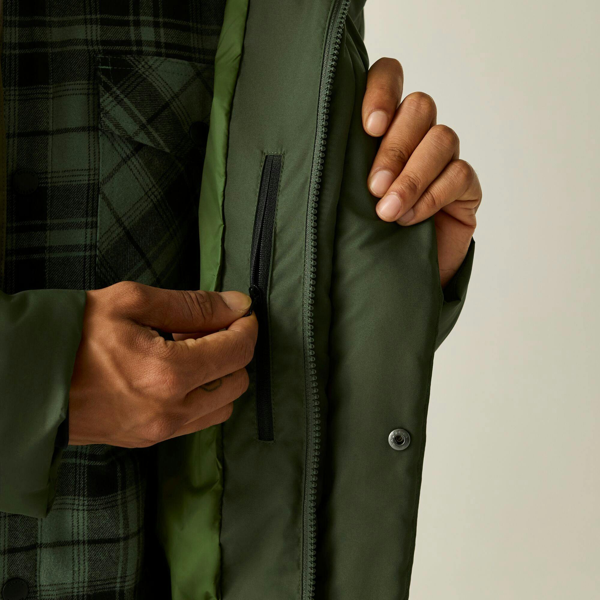 Regatta Men's Dark/Green Marek Longline Hybrid Jacket - Khaki/Nephrite - M - Khaki/Nephrite - 63% Polyester/37% Recycled Polyester