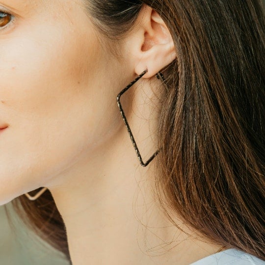 The Colourful Aura Women's Black Large Hammered Square Geometric Hoop Earrings In - Image 2