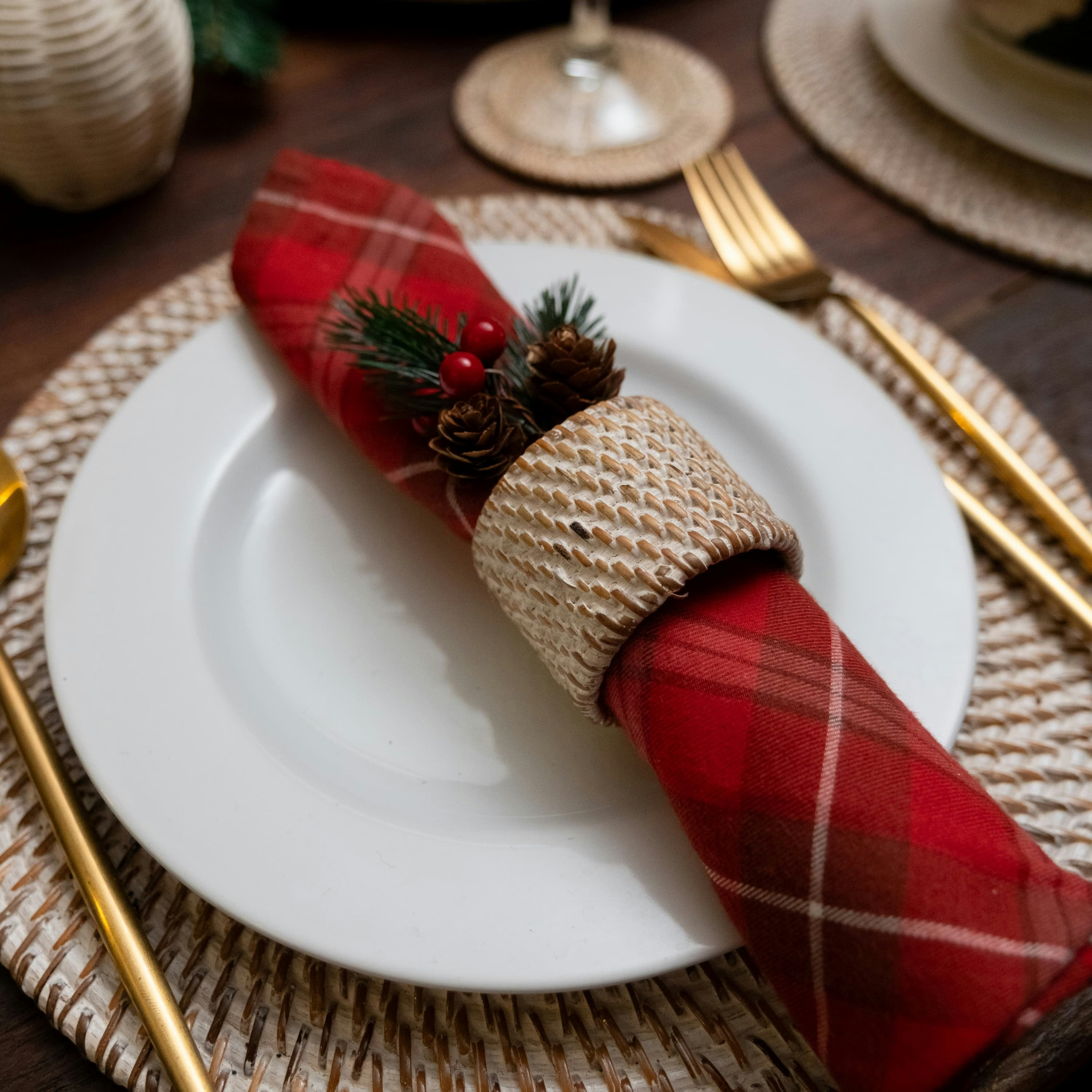 Rackhams White Round Wicker Napkin Rings In Four Colours - Wash