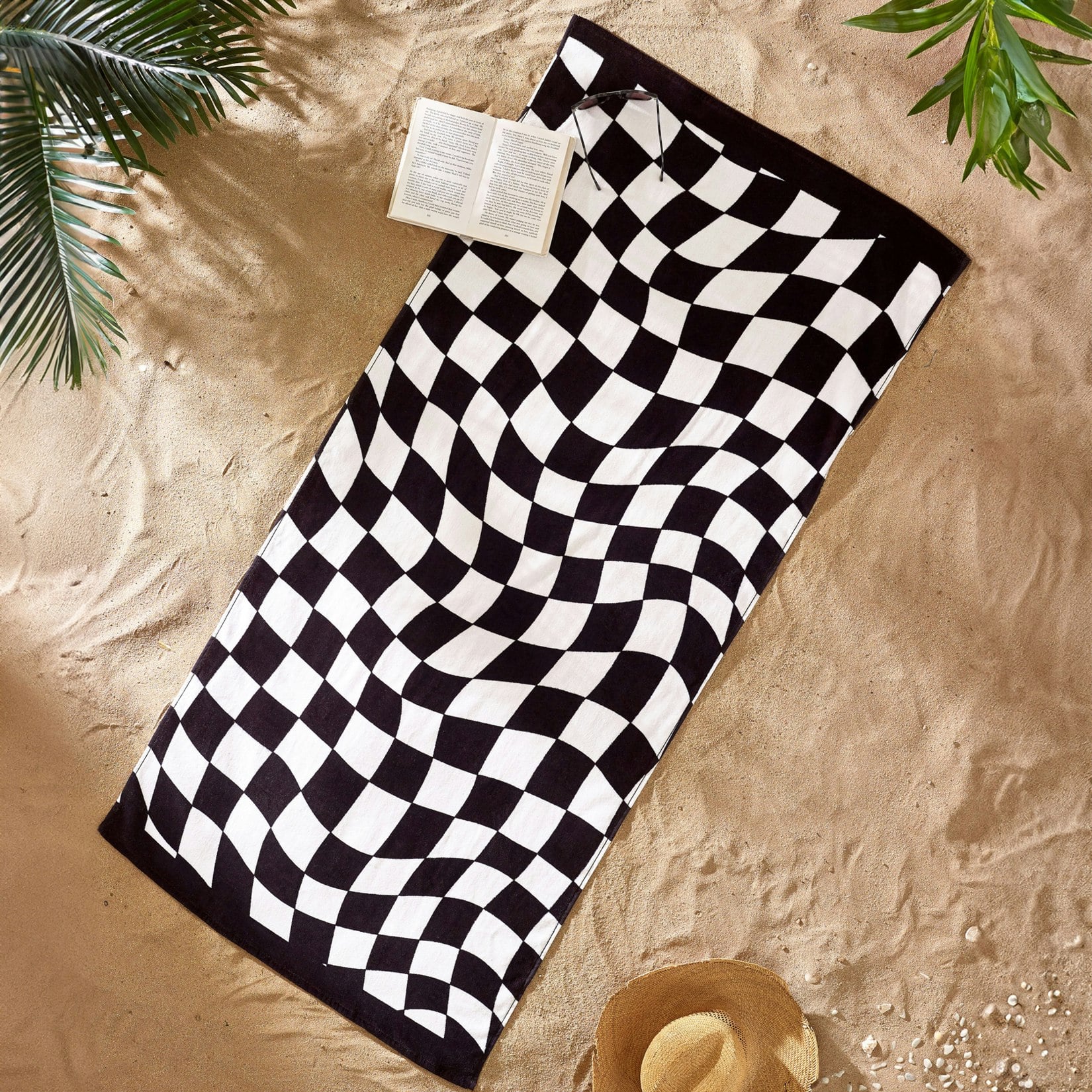 Julian Charles Men's Black Catherine Lansfield Checkerboard Cotton Beach Towel - One Size - Image 3
