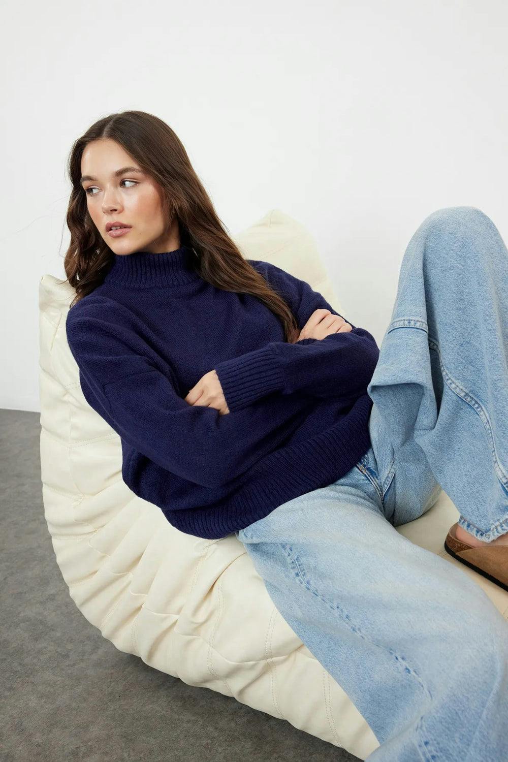 Hoxton Gal Light Relaxed Fit Soft-Texture Knit Sweater - Navy - S