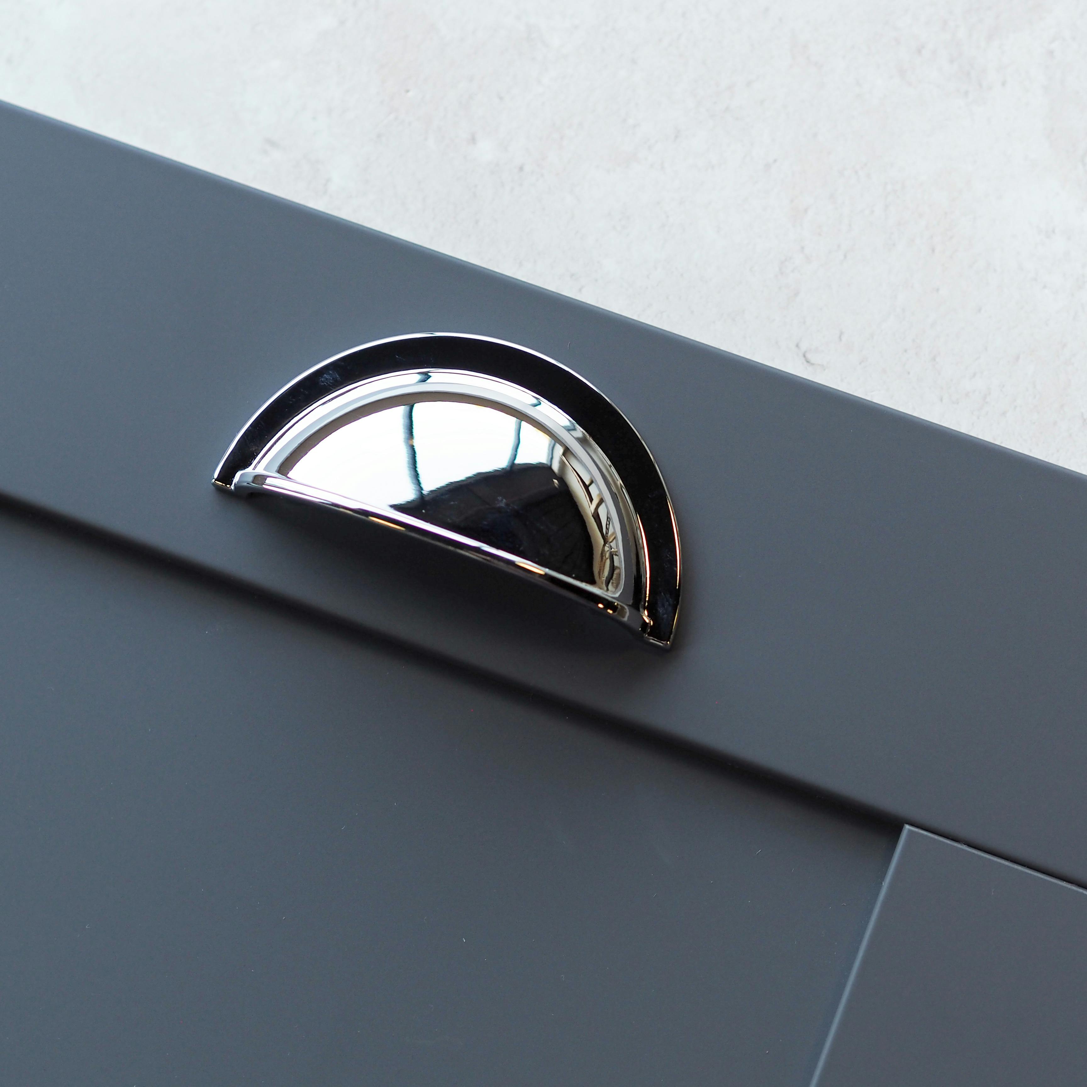 Rackhams Light Polished Chrome Knobs And Coordinating Handle - 64Mm Handle