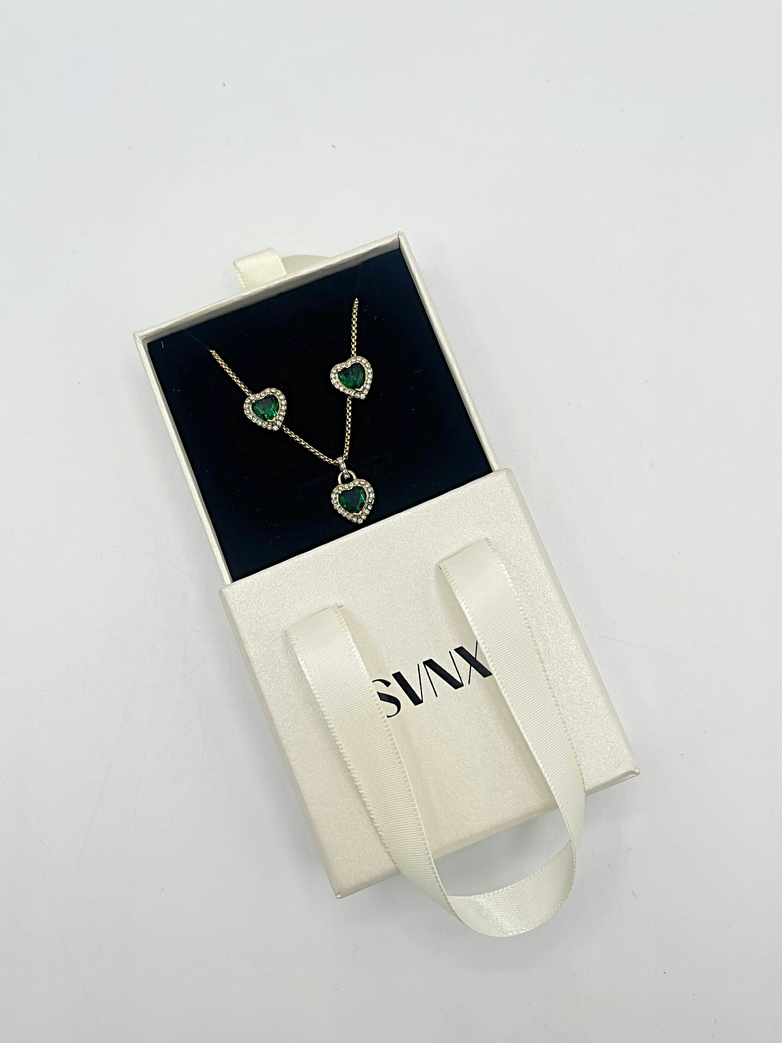 Svnx Green/Gold Emerald Diamante Heart Necklace And Earrings Set In Colour - One Size