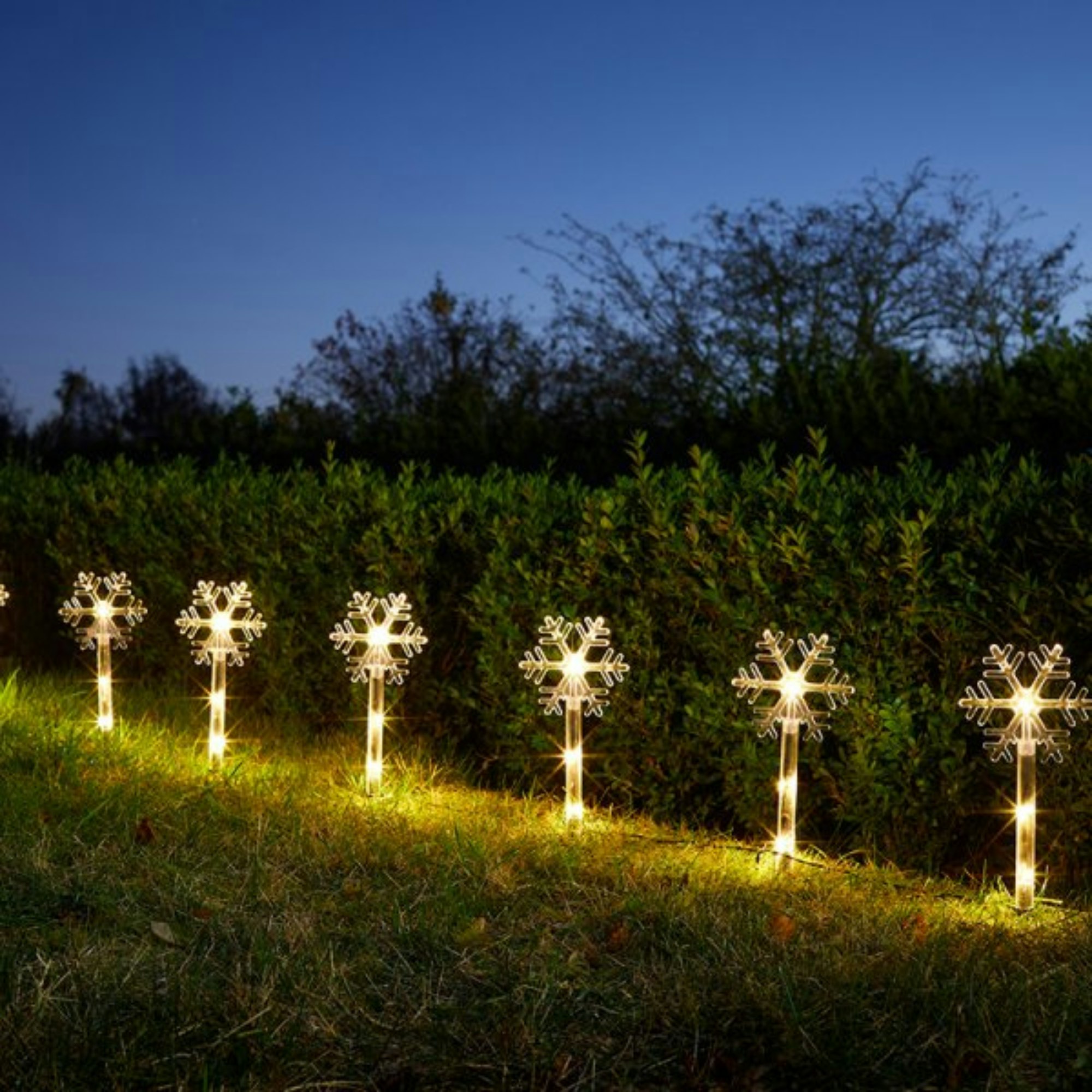 Rackhams Light Battery Operated Set Of 8 Up Christmas Snowflake Garden Stakes With Leds