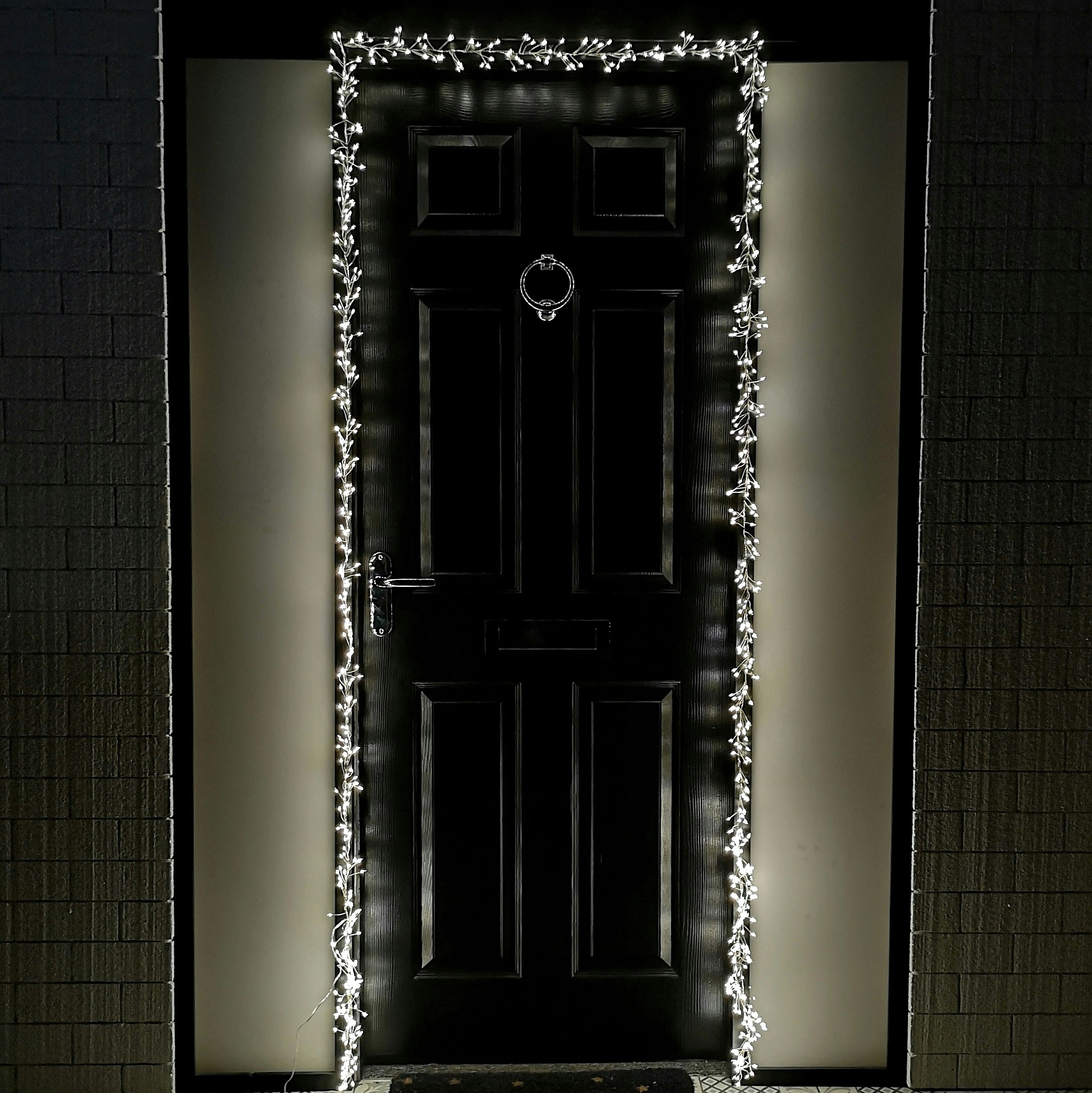 Samuel Alexander 880 LED Warm White Christmas Door Lights 5.5m - Image 4