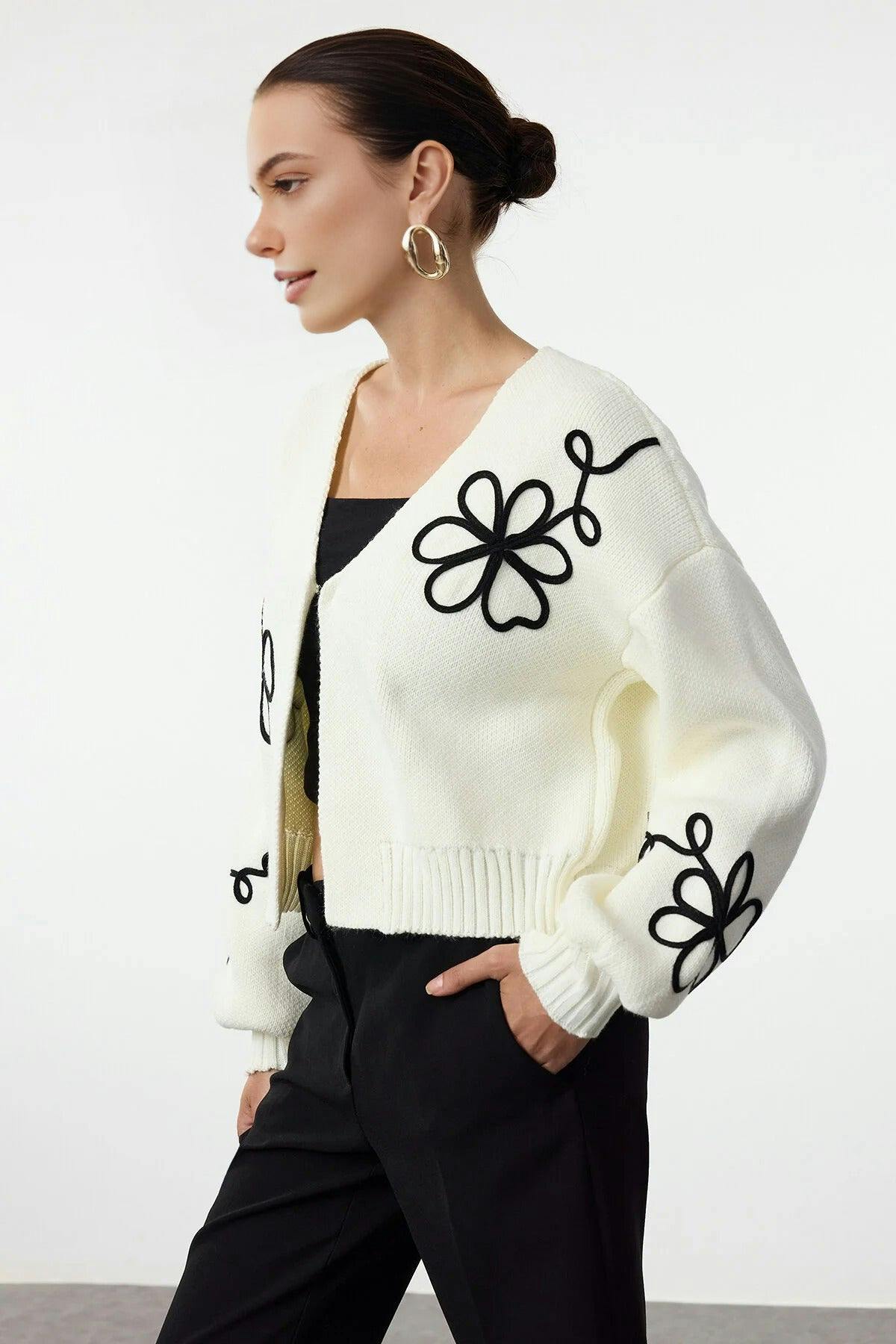 Wovcor Light V-Neck Knit Cardigan With Embroidery Details - Ecru - S