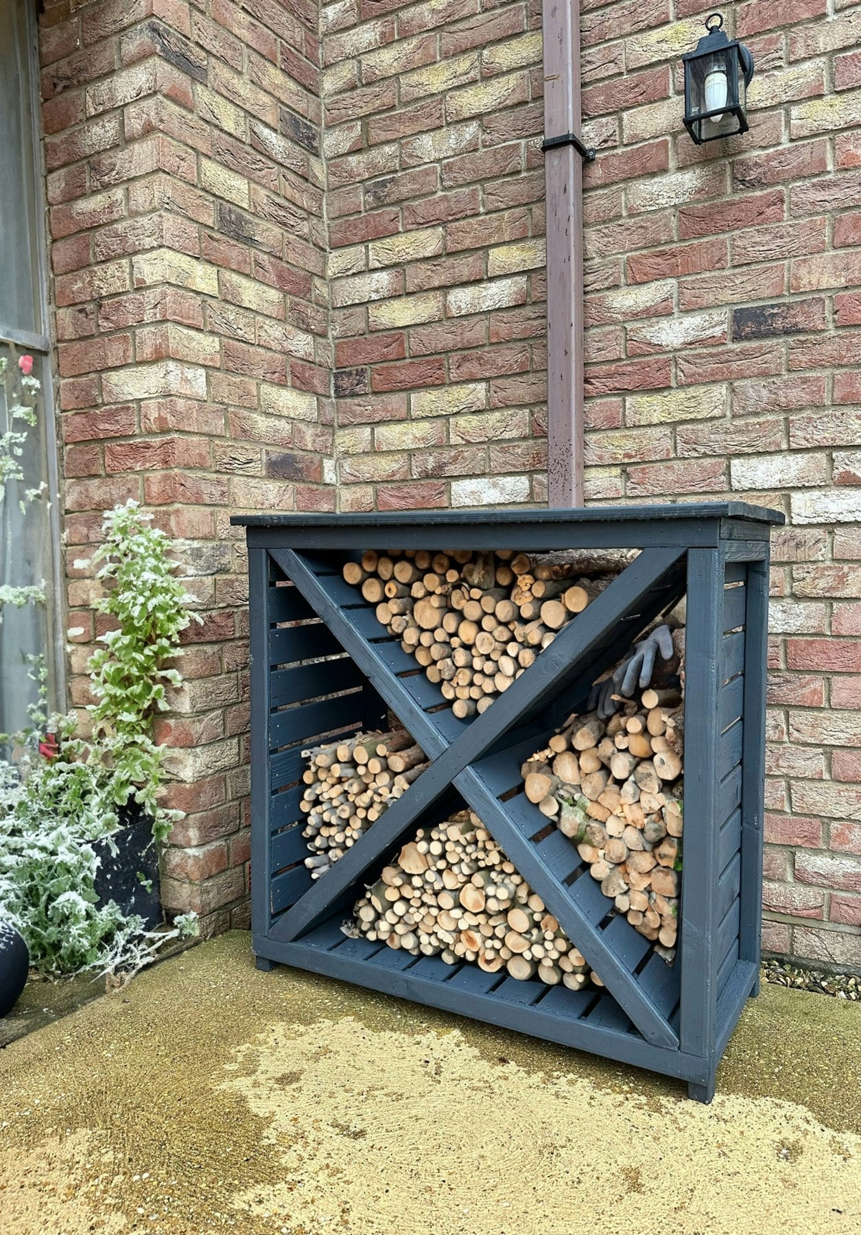 Rackhams Green Woodlowe Cross Log Store
