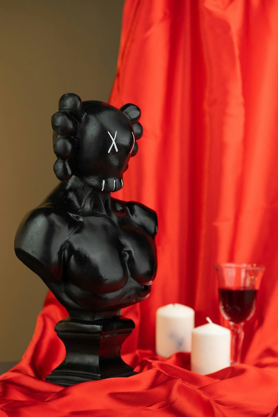 Rackhams Black Divine Mashup: The David And Kaws Figure - 40 X 25 Cm - Plaster