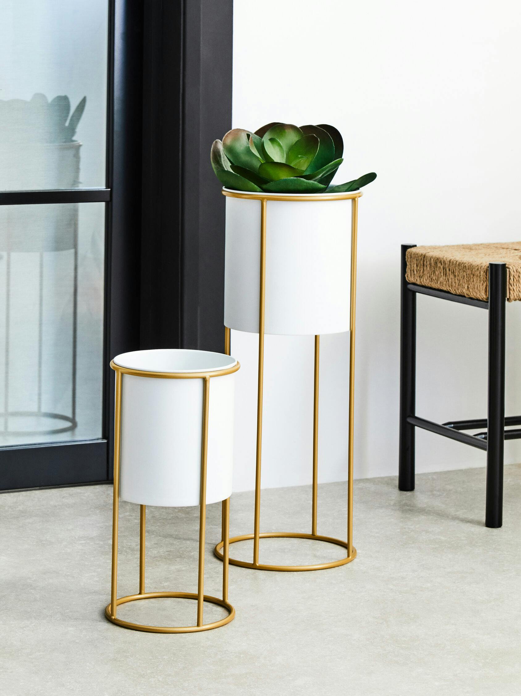 B&Q - Stylish And Functional Large Black And Gold Floor Standing PlanterSleek And Sturdy Outdoor Garden Pots - Image 2