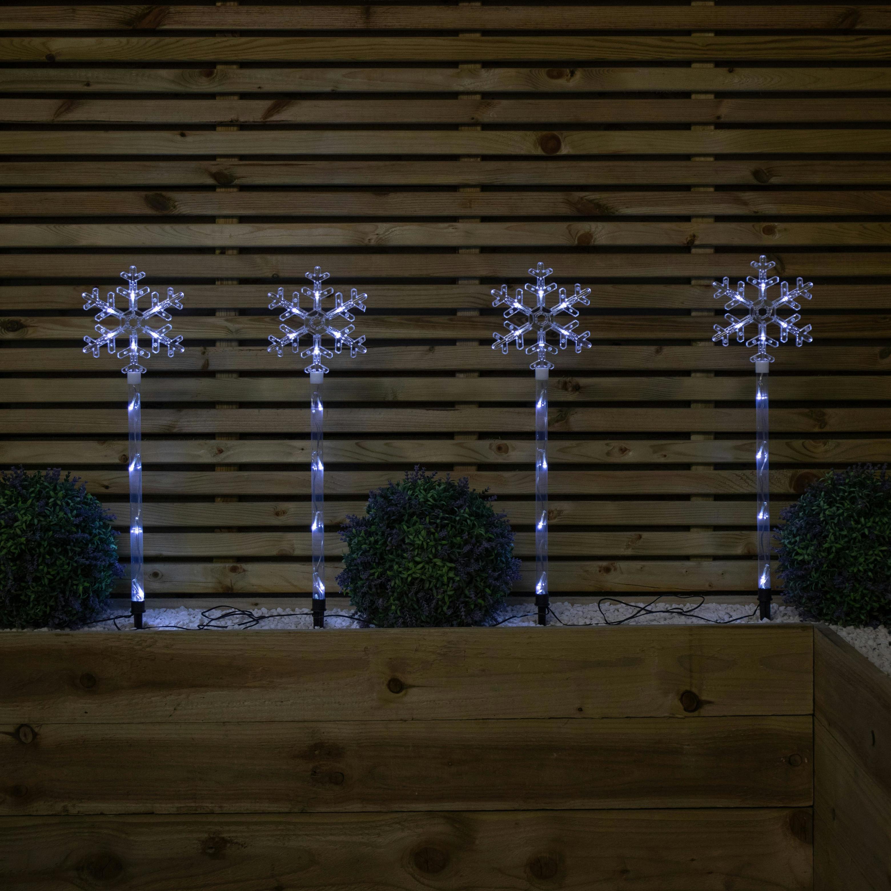 Rackhams White 69Cm Set Of 4 Plastic Crystal Snowflake Pathfinder Christmas Lights With Leds