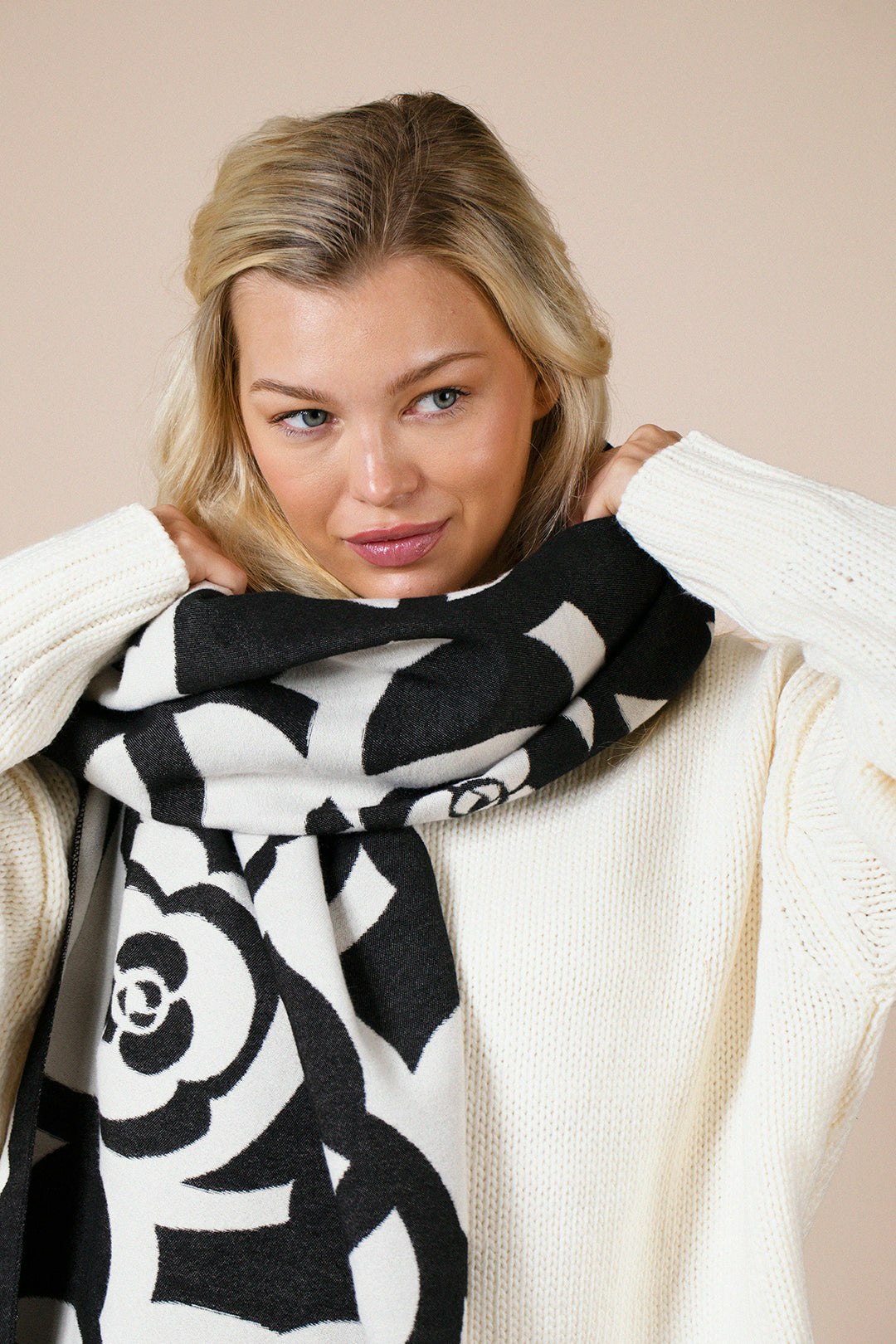Svnx Women's Black Rose Print Scarf In - Image 5