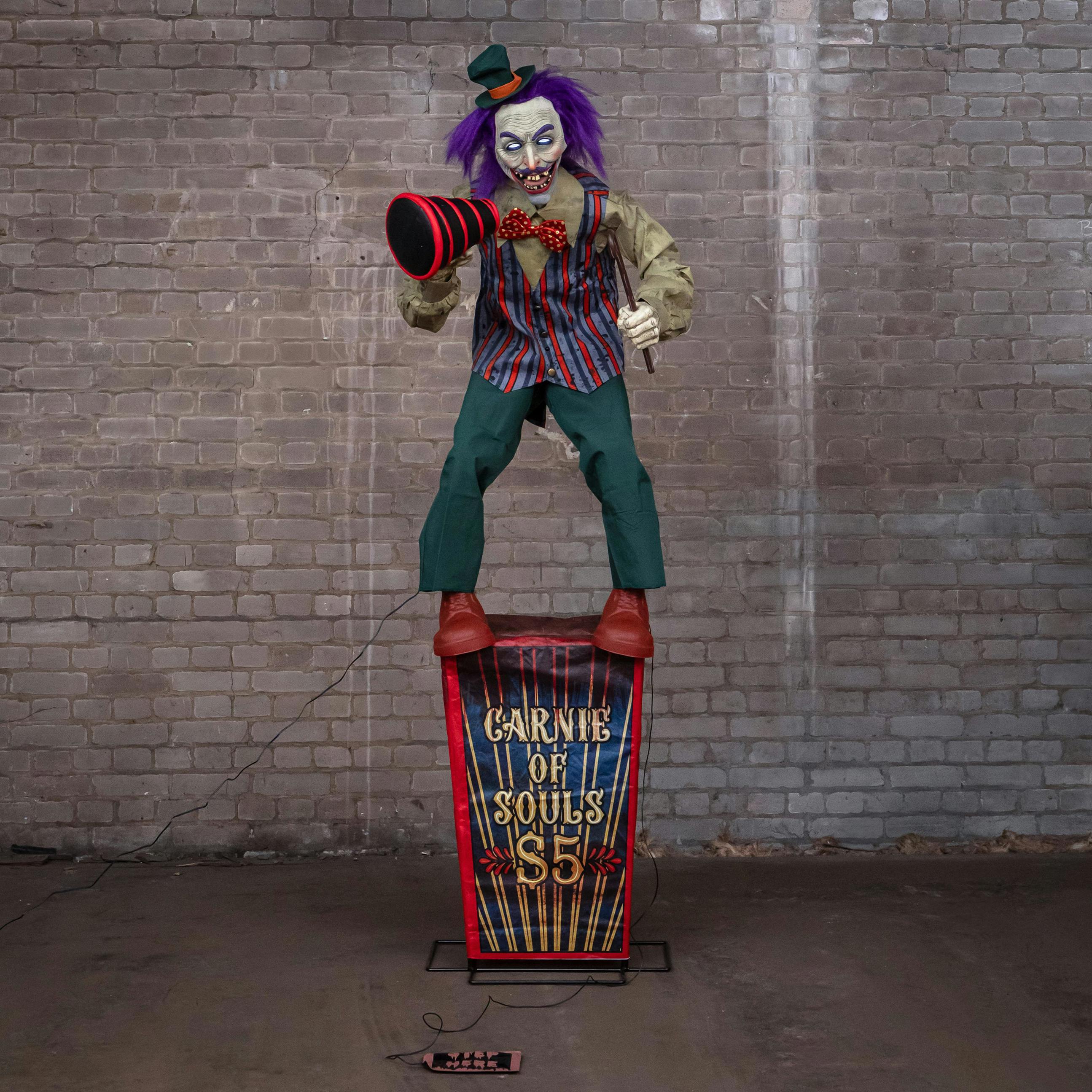 6ft (72 Inch) Tall Servo Carnival Barker Halloween Animatronic with Glowing Digi-Eyes - Image 3
