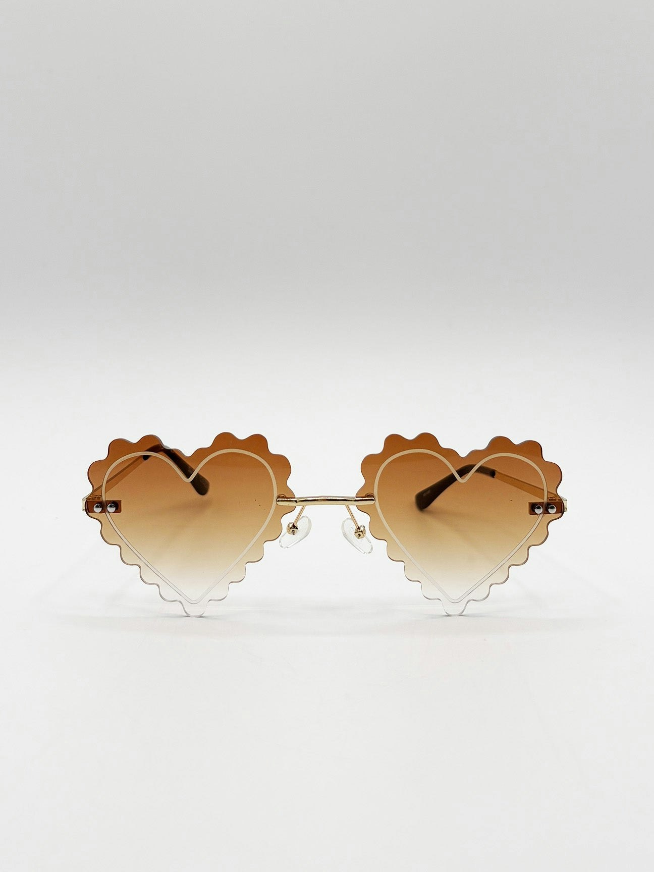 Svnx Brown Scallop Heart Sunglasses In - One Size