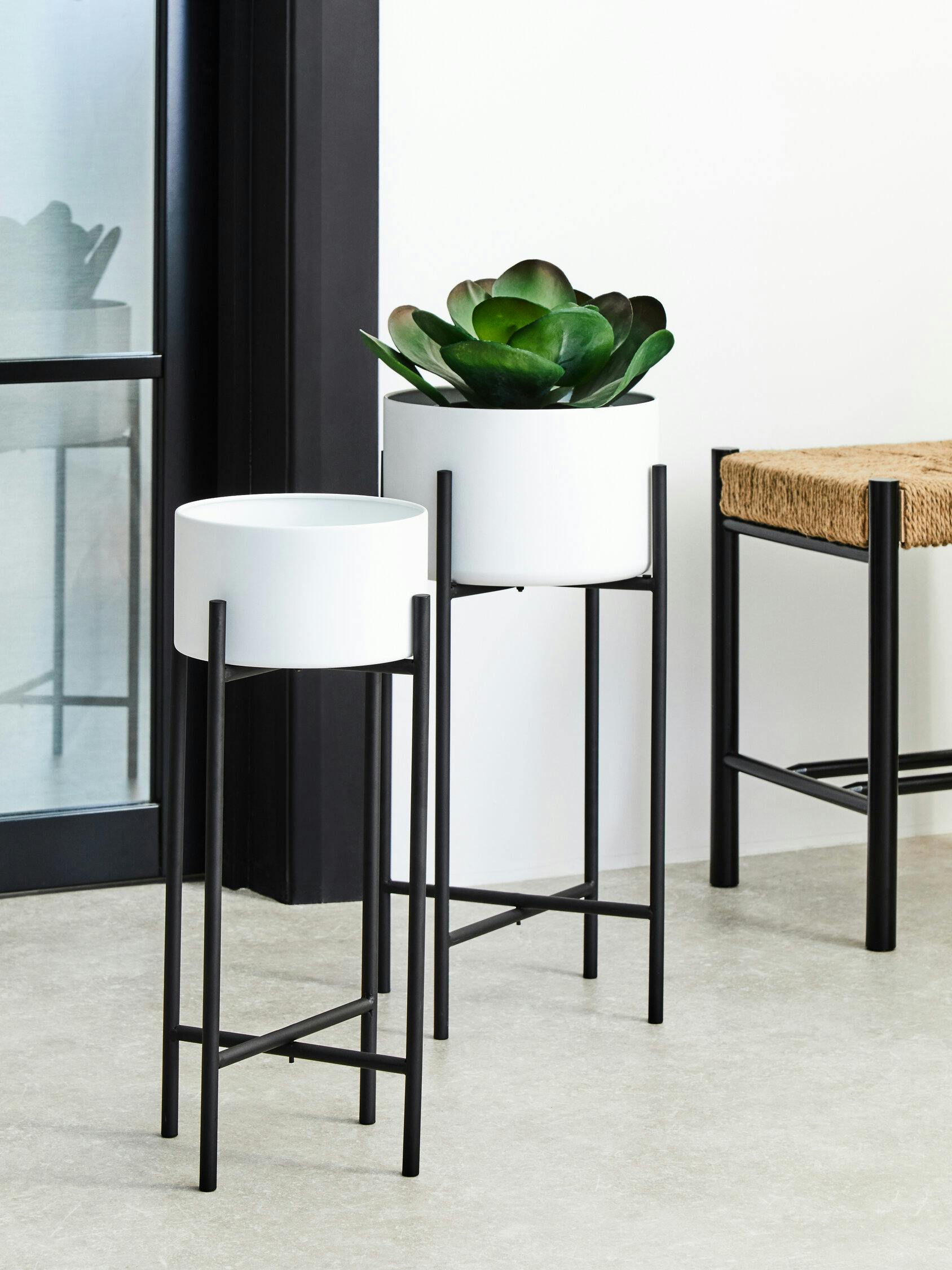 Premier Housewares Small White and Black Floor Standing Planter Contemporary Indoor Plant Pot With Sleek Iron Frame Garden Pots Plant Containers 23cm x 51cm x 23 cm - Image 4