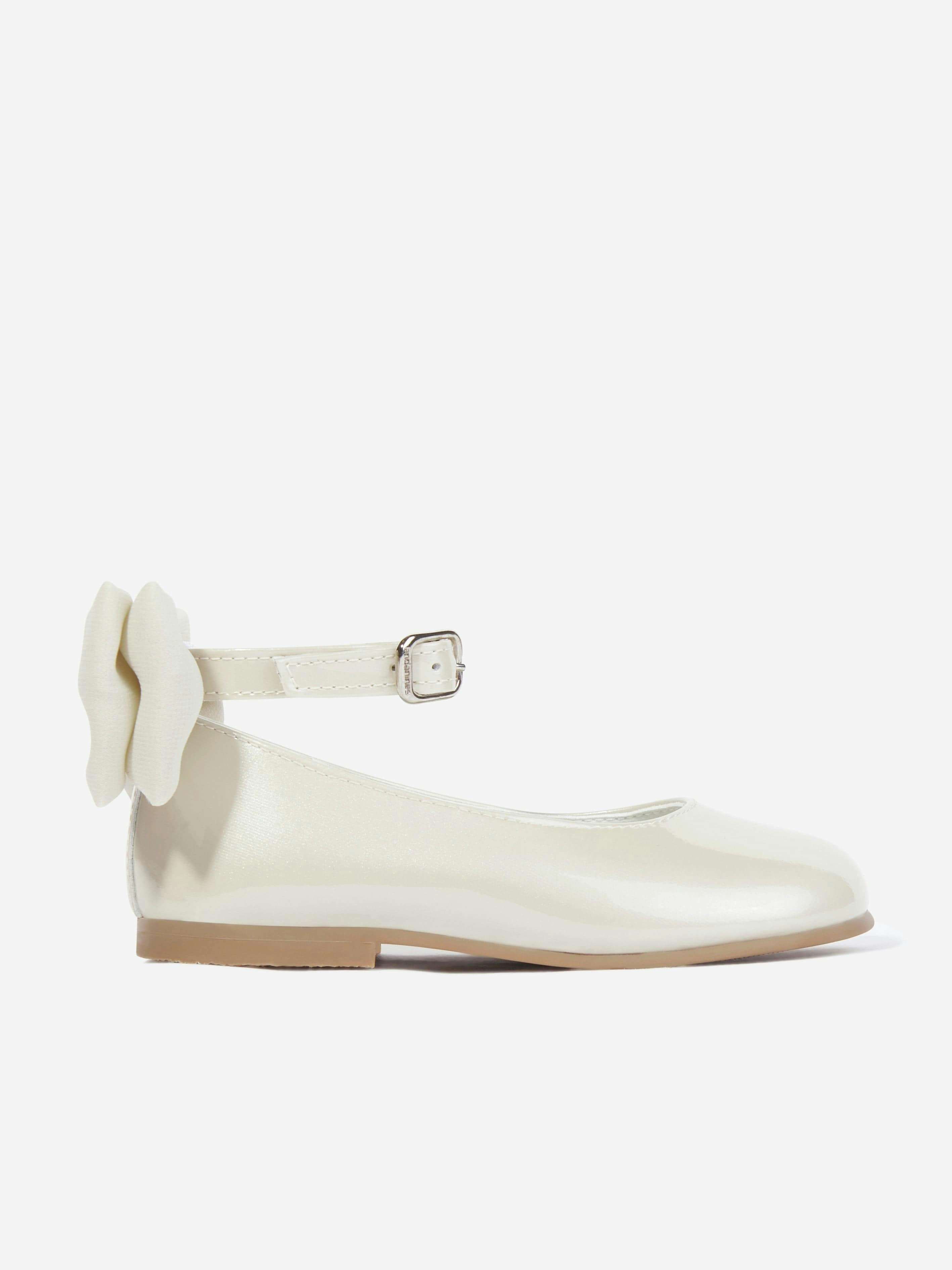 Andanines Girls Beige Patent Leather Bow Shoes In - Eu 25 Uk 8