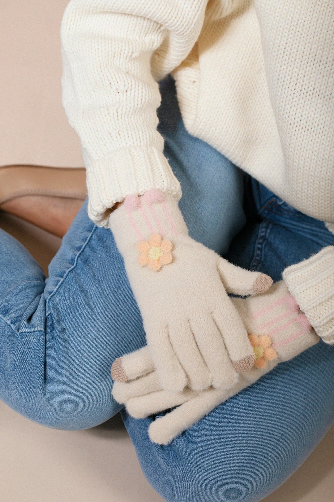 SVNX Women's Knit Floral Gloves in Beige - Image 5