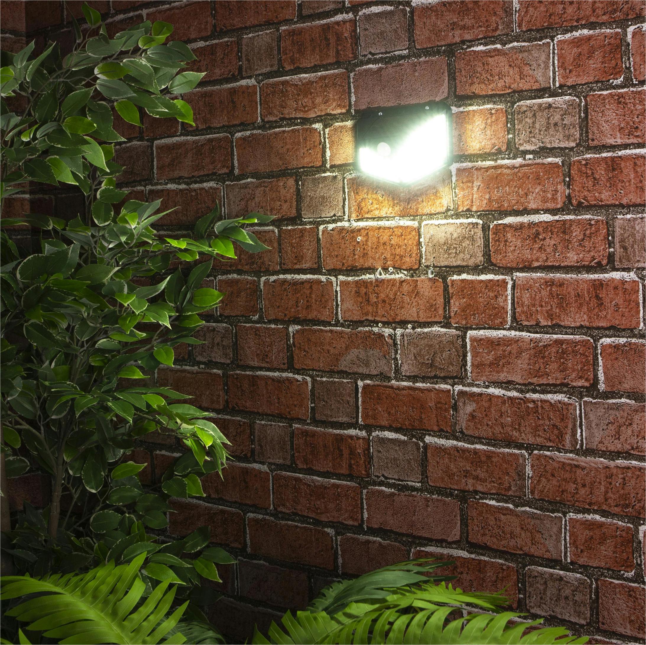 St Helens Light Solar Sensor Wall Lamp
