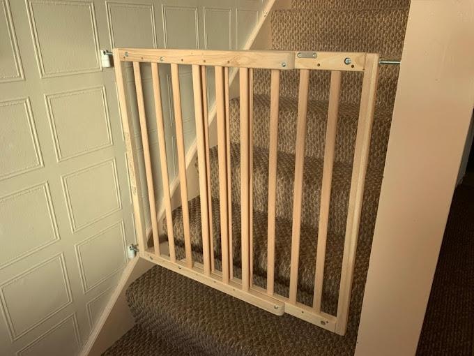 Safetots Chunky Wooden Screw Fit Stair Gate, Natural, 63.5Cm - 105.5Cm, Wood Baby Gate, Screw Fit Safety Barrier - Natural - Wood - 63.5Cm - 105.5Cm