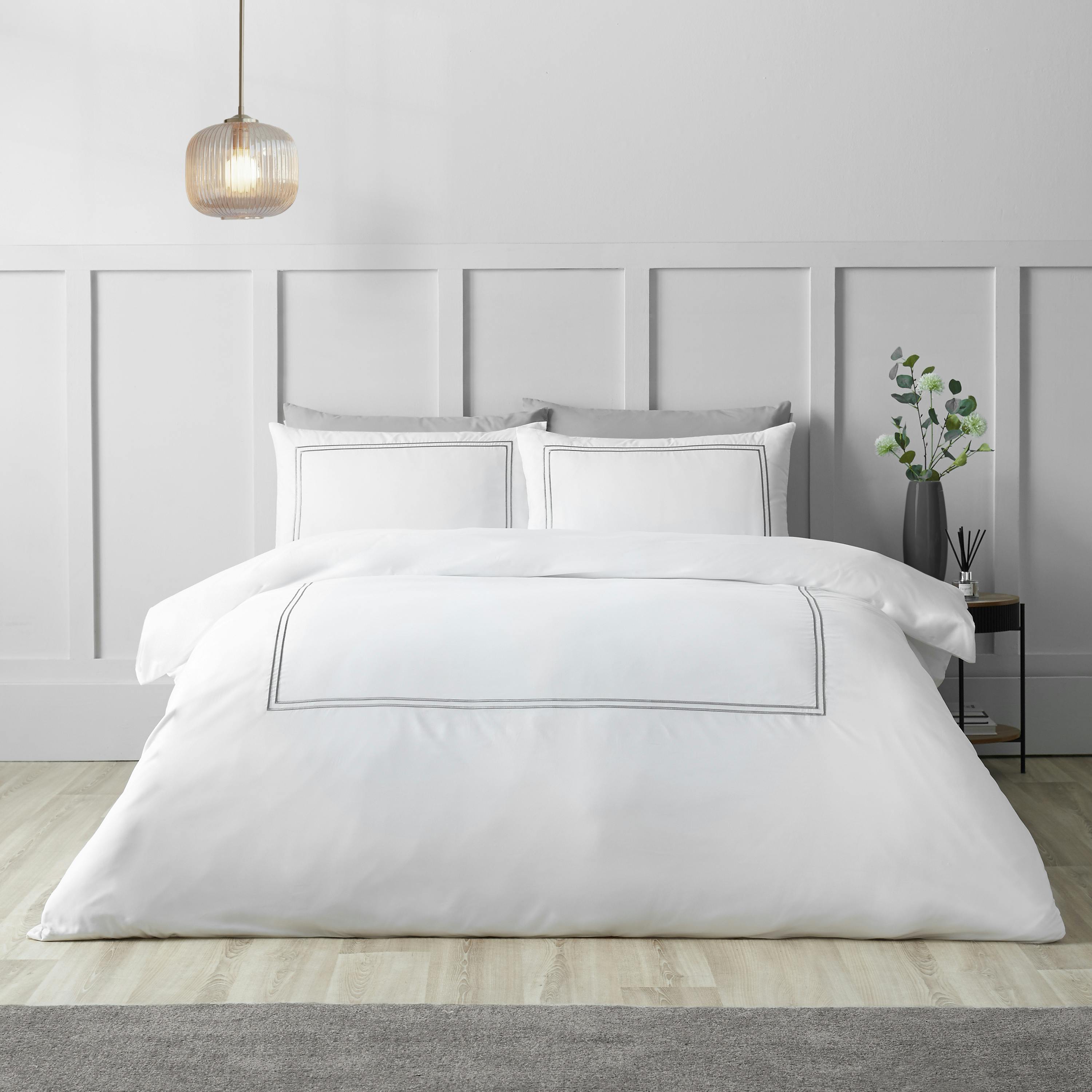 Catherine Lansfield White/Silver So Soft Mono Satin Stitch Duvet Cover Set / - King