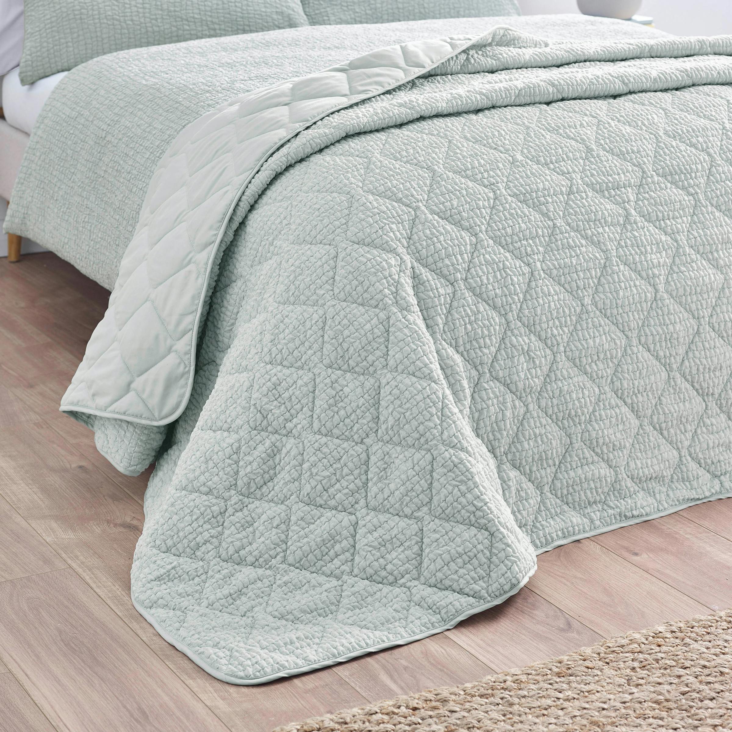 Catherine Lansfield Crinkle Seersucker Texture Bedspread - Image 9