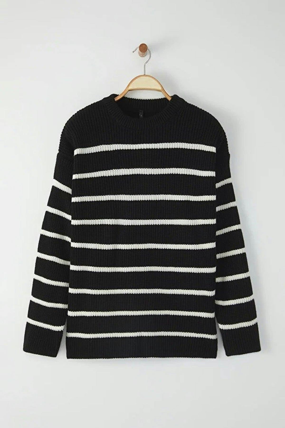 Wovcor Men's Black Crew Neck Striped Sweater - L