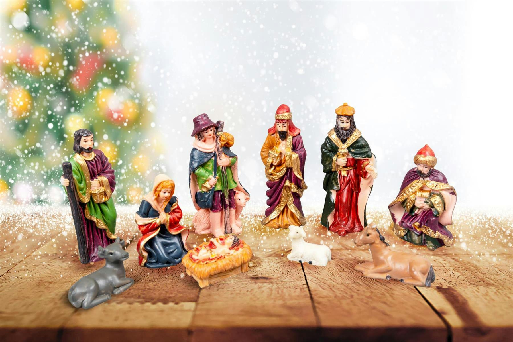 Shatchi 9Cm Wooden Nativity Scene Set With 10 Movable Figures And Stable For Indoor Display