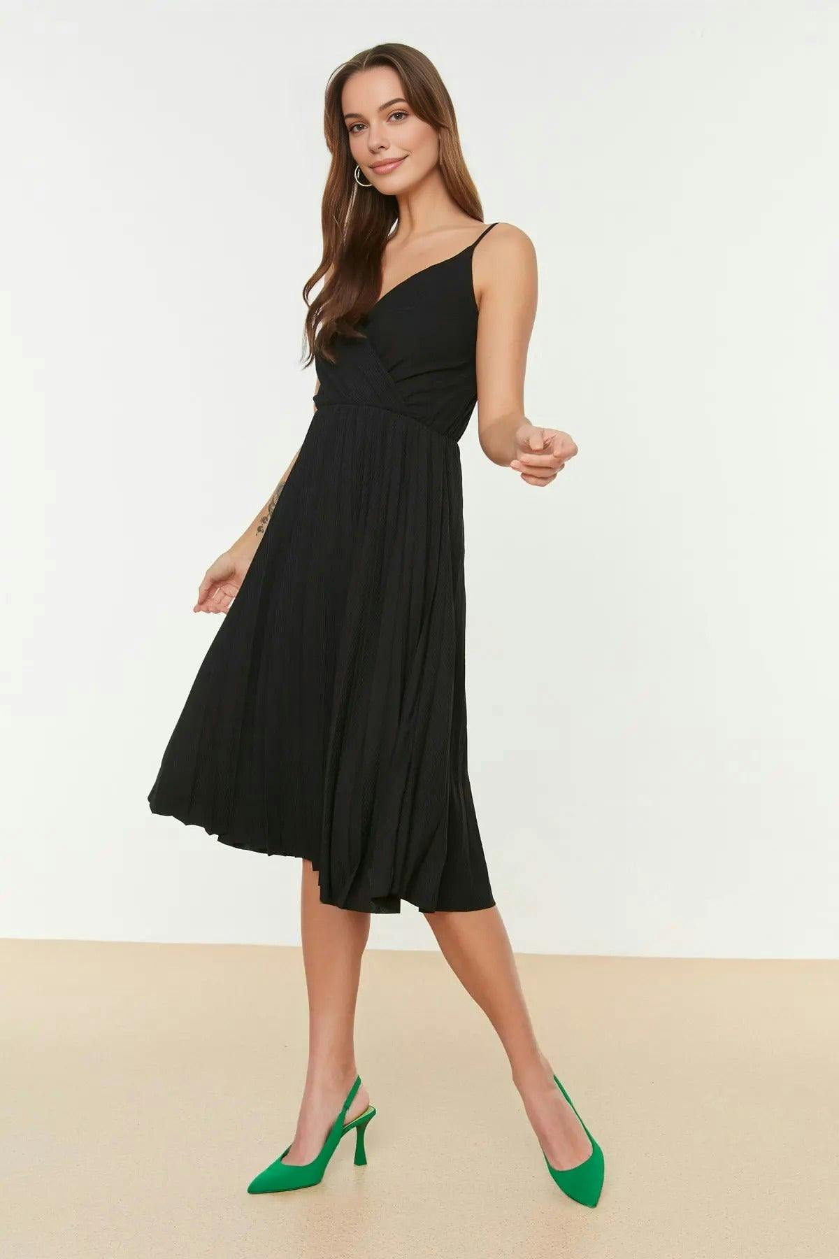 Wovcor Black Printed Wrap V-Neck Adjustable Straps Pleated Midi Dress - M