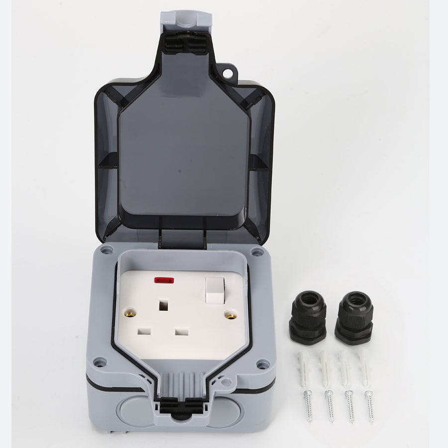 Rackhams Waterproof 13A Single Bs Socket With Switch - Single Pack